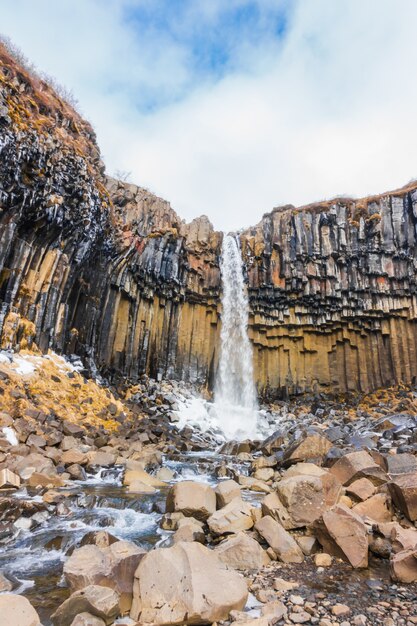 Hermosa cascada famosa en Islandia, temporada de invierno.