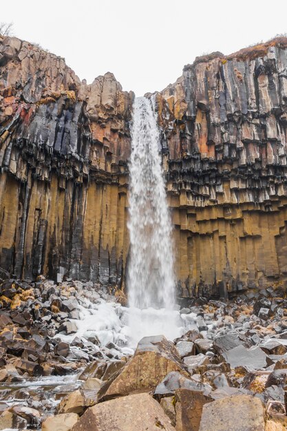 Hermosa cascada famosa en Islandia, temporada de invierno.