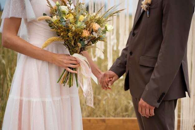 Hermosa ceremonia de boda en la naturaleza.