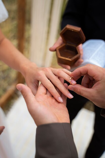 Hermosa ceremonia de boda en la naturaleza.