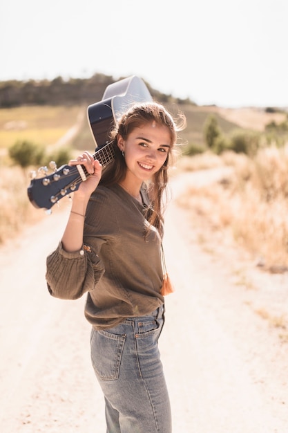 Hermosa chica adolescente con guitarra