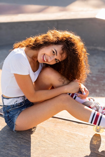 Hermosa chica de alto ángulo sonriendo