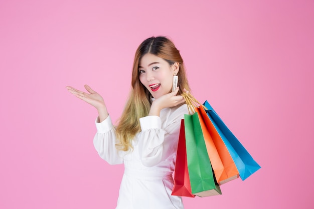 Hermosa chica blanca sosteniendo una bolsa de compras, moda y belleza.