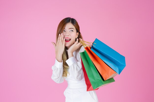 Hermosa chica blanca sosteniendo una bolsa de compras, moda y belleza.