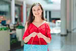 Foto gratuita hermosa chica con bolsas de la compra