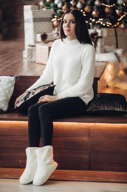 Hermosa chica con cabello largo y oscuro con pequeña enana blanca