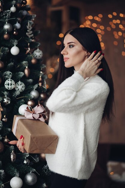 Hermosa chica con cabello largo y oscuro con pequeña enana blanca