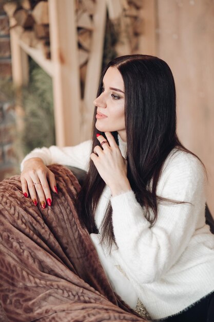 Hermosa chica con cabello largo y oscuro con pequeña enana blanca