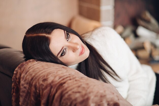 Hermosa chica con cabello largo y oscuro con pequeña enana blanca