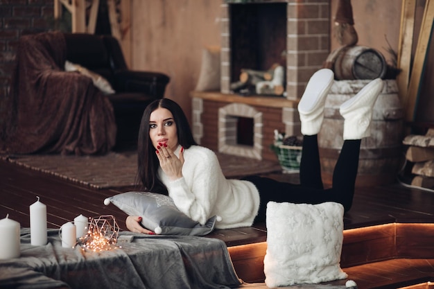 Hermosa chica con cabello largo y oscuro con pequeña enana blanca