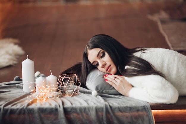 Hermosa chica con cabello largo y oscuro con pequeña enana blanca