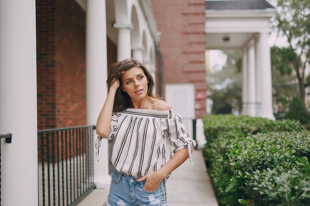 Hermosa chica en la calle