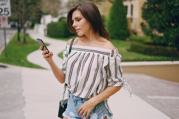 Hermosa chica en la calle