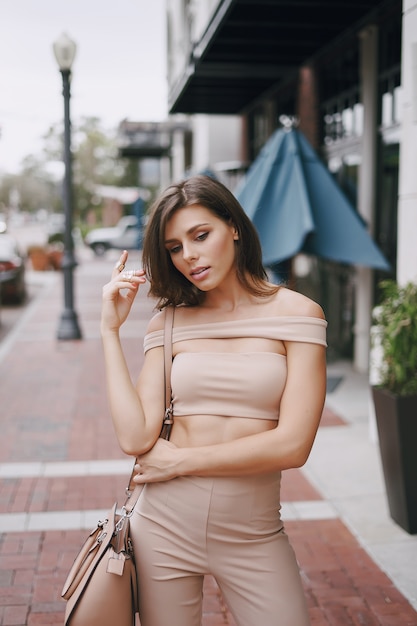 Hermosa chica en la calle