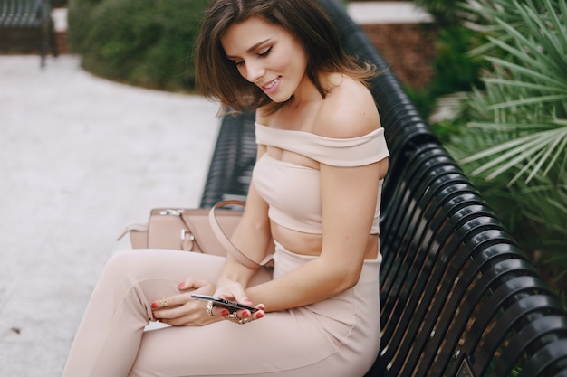 Hermosa chica en la calle