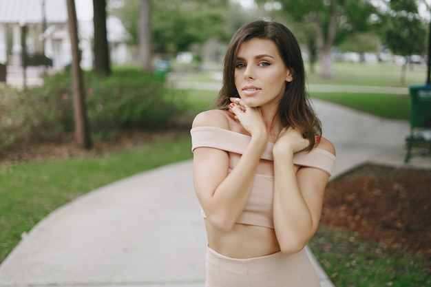 Hermosa chica en la calle