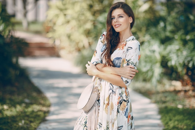 Hermosa chica en la calle