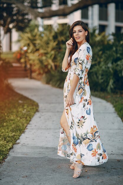 Hermosa chica en la calle