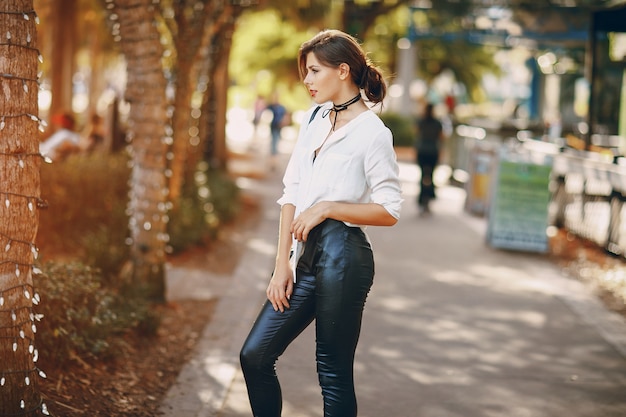 Hermosa chica en la calle