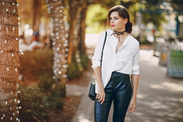 Hermosa chica en la calle