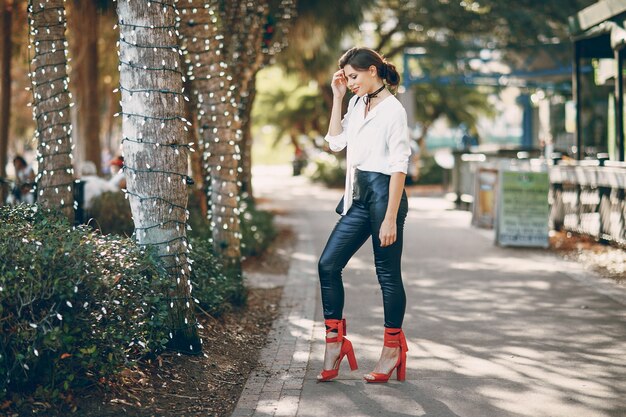 Hermosa chica en la calle