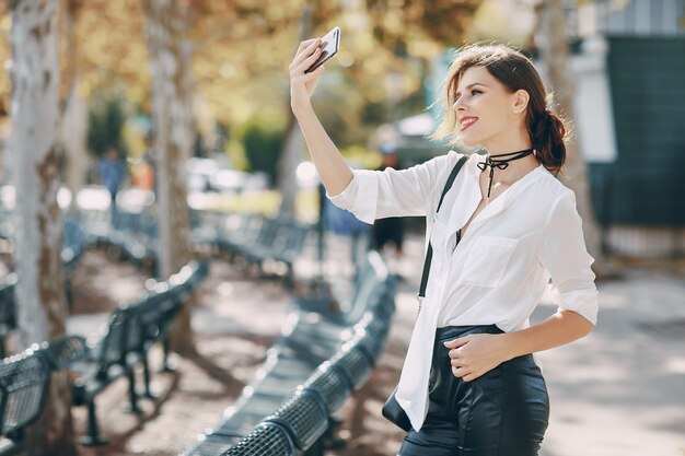 Hermosa chica en la calle