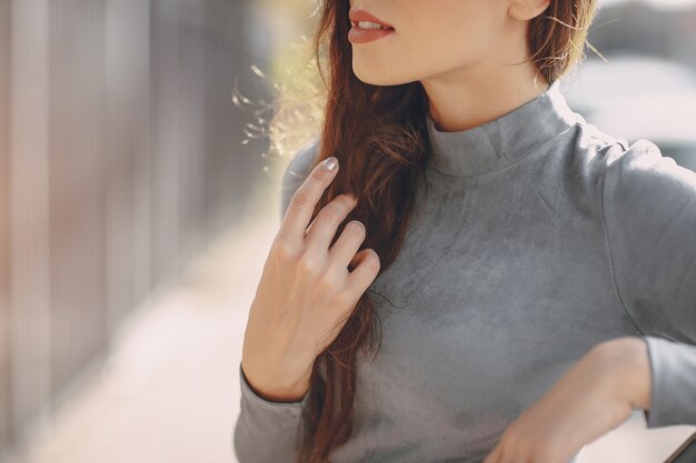 Hermosa chica en la calle