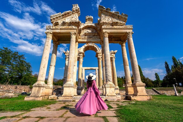 Hermosa chica caminando en la antigua ciudad de Afrodisia en Turquía.