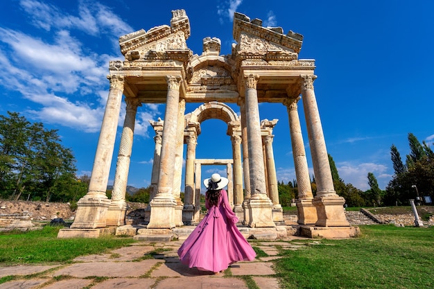 Hermosa chica caminando en la antigua ciudad de Afrodisia en Turquía.