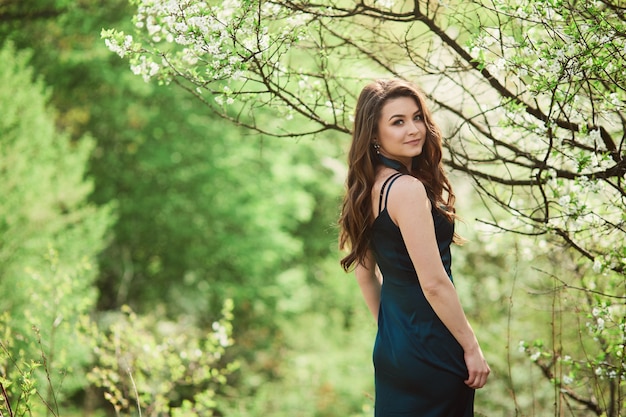 La hermosa chica caminando por el bosque