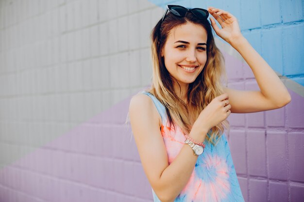 Hermosa chica caminando en el paseo marítimo