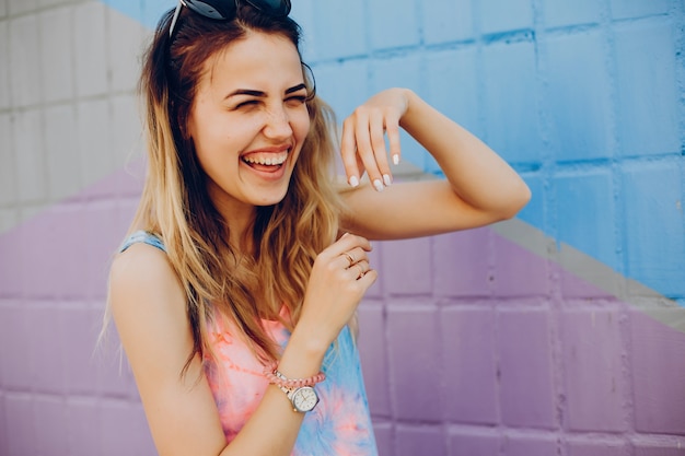 Foto gratuita hermosa chica caminando en el paseo marítimo