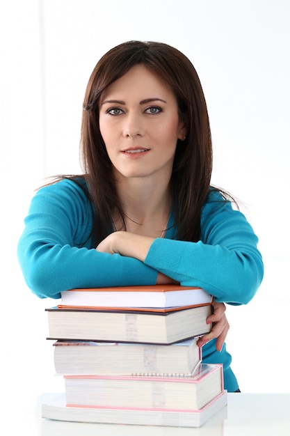 Foto gratuita hermosa chica con camiseta azul y libros