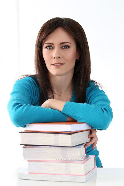 Hermosa chica con camiseta azul y libros