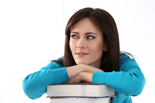 Hermosa chica con camiseta azul y libros