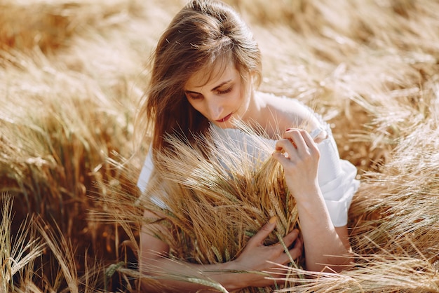 Hermosa chica en un campo de otoño