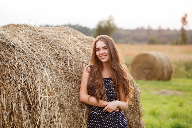 Hermosa chica en el campo