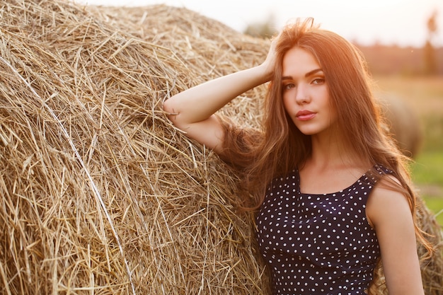 Hermosa chica en el campo