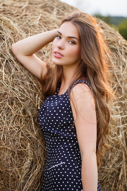 Hermosa chica en el campo