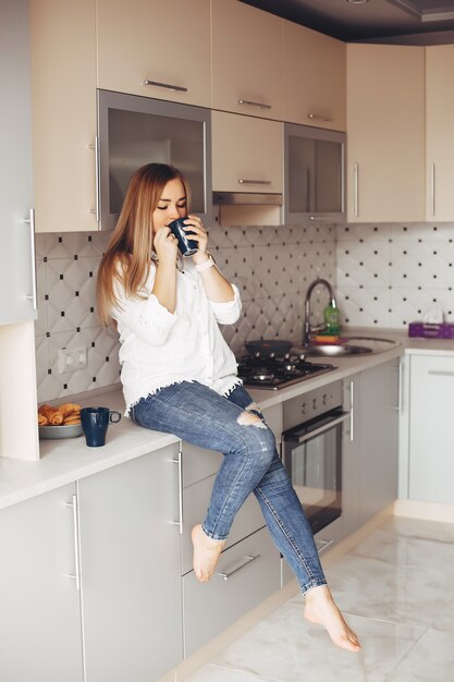 Hermosa chica en casa