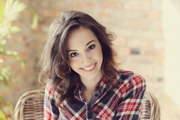 Hermosa chica en casa