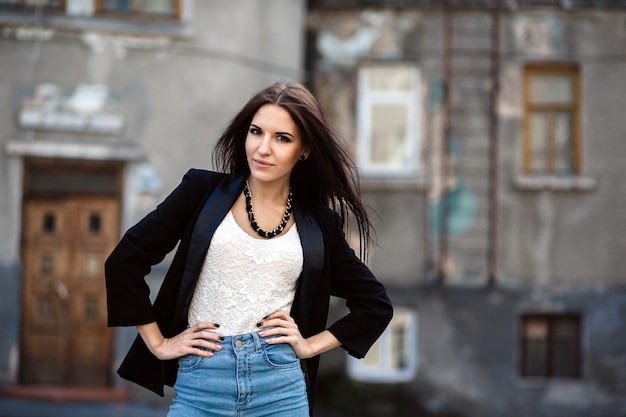 Hermosa chica en la ciudad industrial