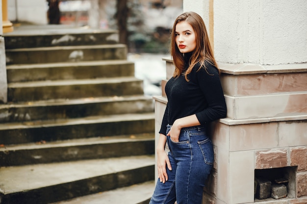 Hermosa chica en la ciudad