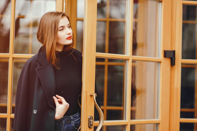 Hermosa chica en la ciudad