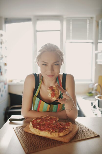 Hermosa chica comiendo pizza sabrosa