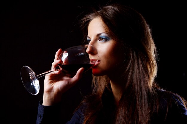 Hermosa chica con copa de vino