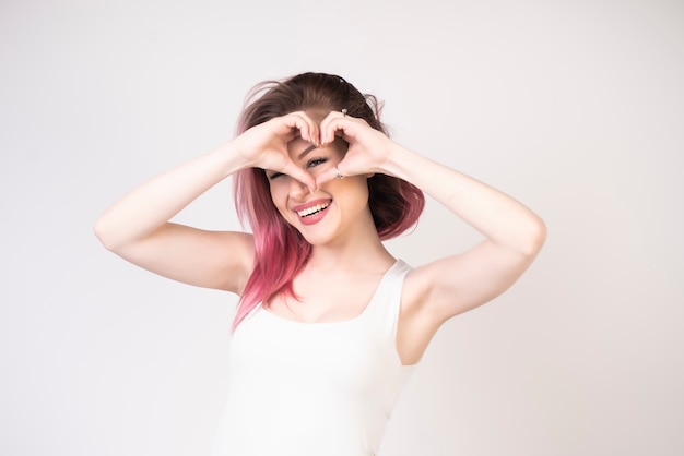 Hermosa chica con corazón en manos