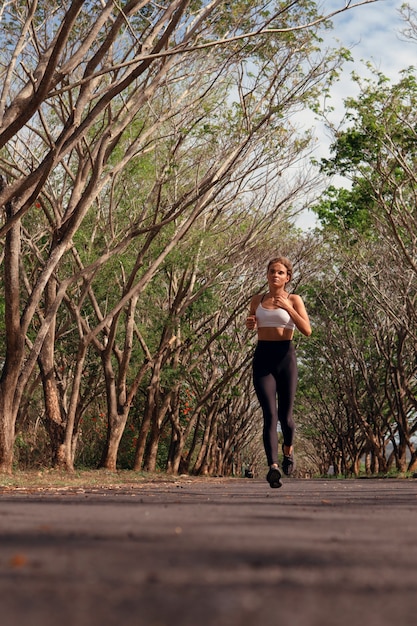 Hermosa chica corre hacia el otoño. bali