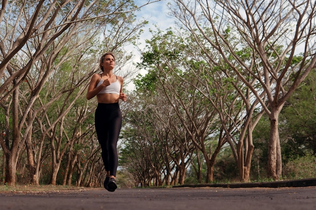 Hermosa chica corre hacia el otoño. bali