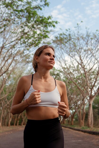 Hermosa chica corre hacia el otoño. bali